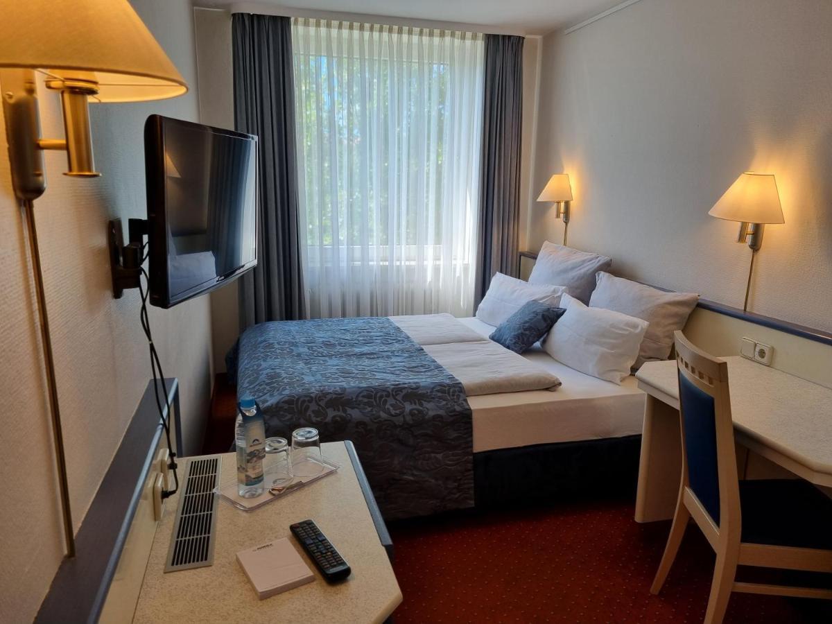 Standard Queen Room