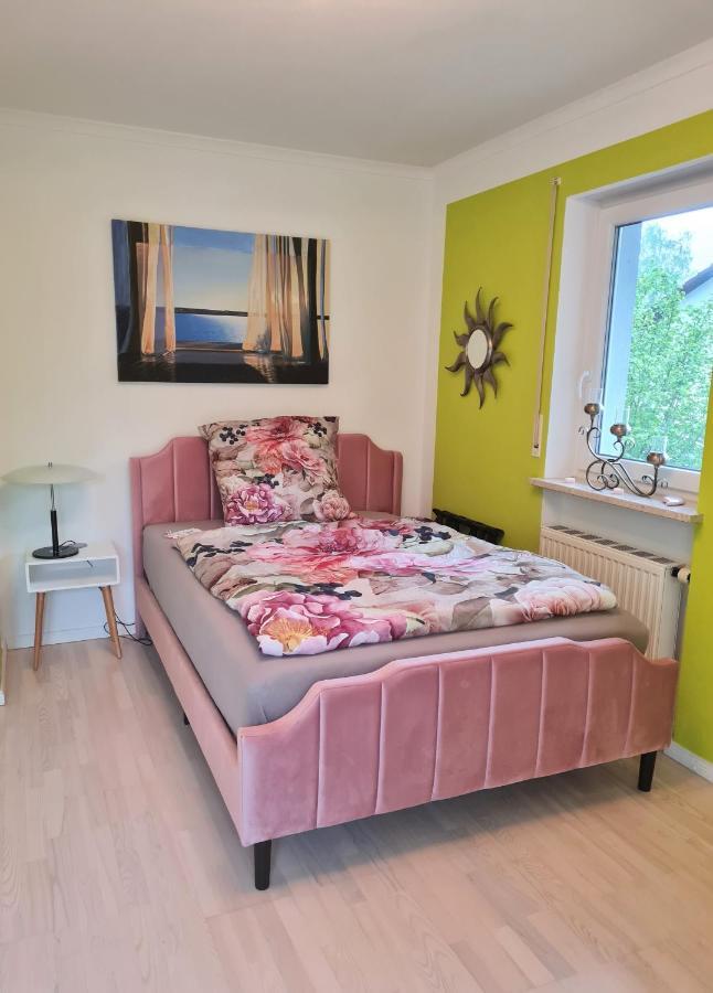 Zimmer mit Kingsize-Bett und Gartenblick.
