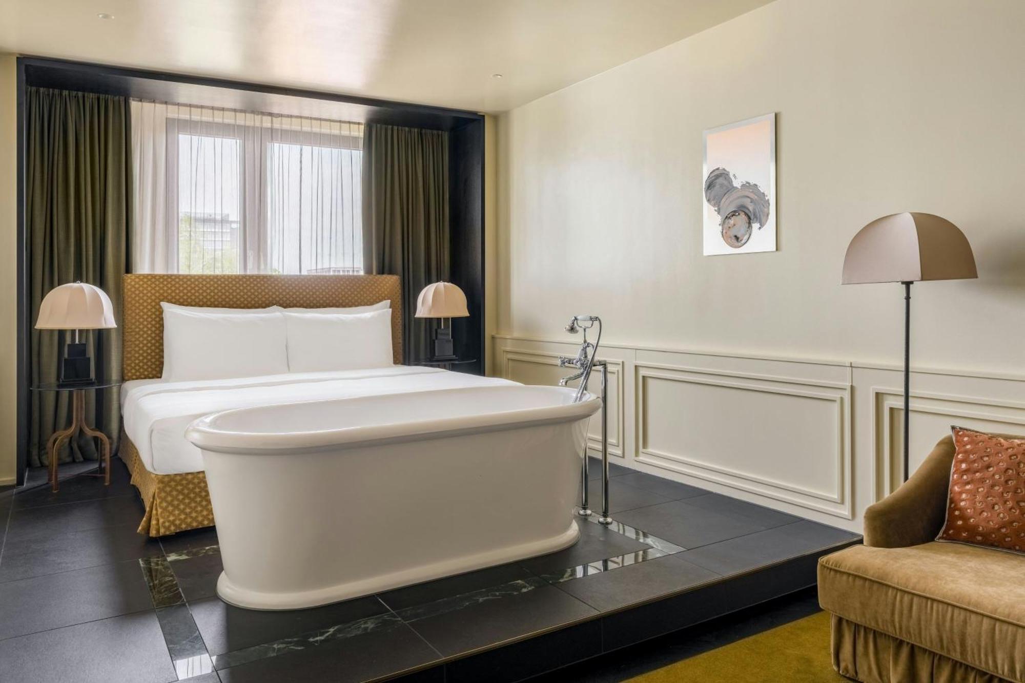 Premium Junior King Suite Tub