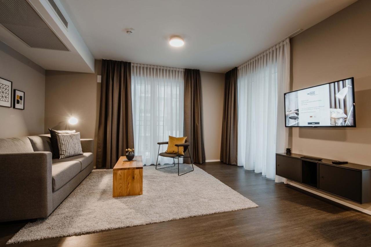 Deluxe One-Bedroom Apartment