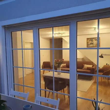 Helle 3 Zimmer Souterrainwohnung in einem Neubau-Villa-3