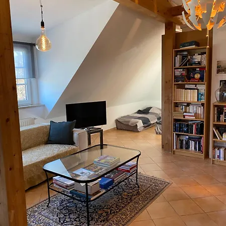 Helle Und Ruhige Dachgeschosswohnung-2