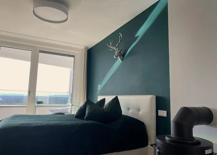 ALPEN-PANORAMA SUITE - Einzigartige Privatsuite hoch über München, 12tes OG, Alpenblick, Loggia, Whirlpool, 15 Minuten zum Zentrum, Ruhe und Erholung in der Stadt München für privat und geschäftlich Reisende